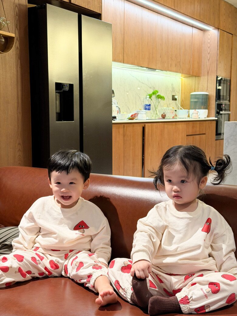 Con gái lai Hàn của Sam ăn uống tiết kiệm, từng biểu cảm hài hước như hoạt hình nay trổ nét xinh hệt mẹ hot girl 8 2 con lai Hàn - Việt của Sam sở hữu ngoại hình đáng yêu, dễ thương.