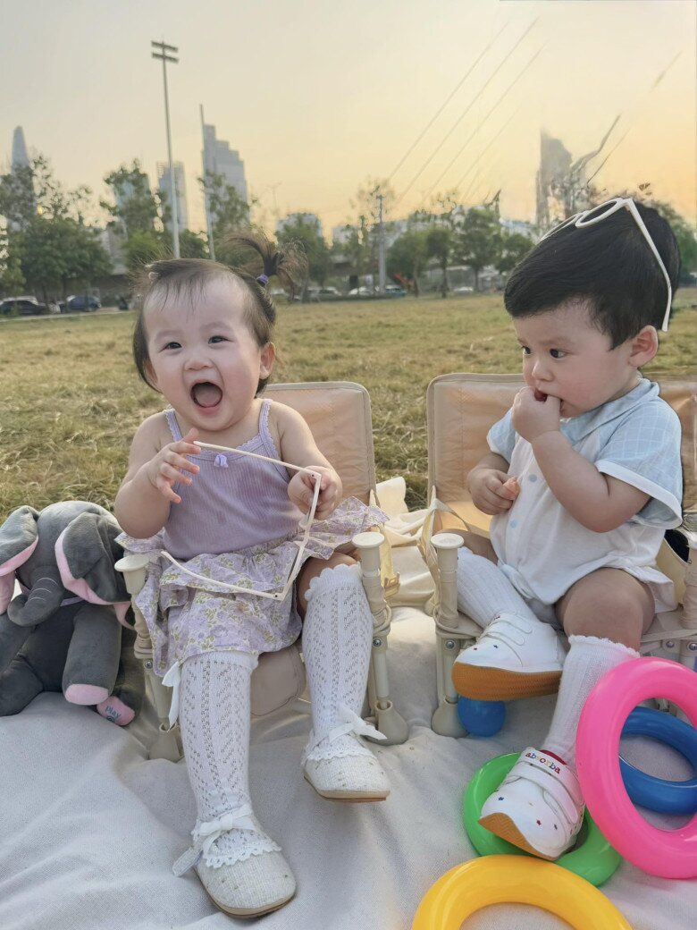 Con gái lai Hàn của Sam ăn uống tiết kiệm, từng biểu cảm hài hước như hoạt hình nay trổ nét xinh hệt mẹ hot girl 9 2 con lai Hàn Quốc của Sam có tính cách khác biệt.