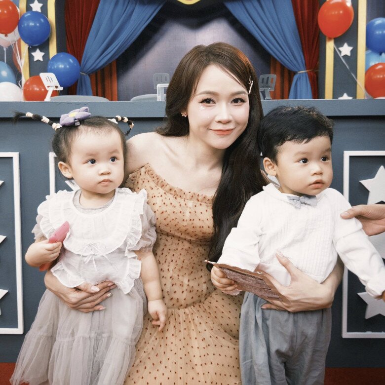 Con gái lai Hàn của Sam ăn uống tiết kiệm, từng biểu cảm hài hước như hoạt hình nay trổ nét xinh hệt mẹ hot girl 10 Sam được khen ngợi vì nuôi 2 con song sinh rất khéo léo.