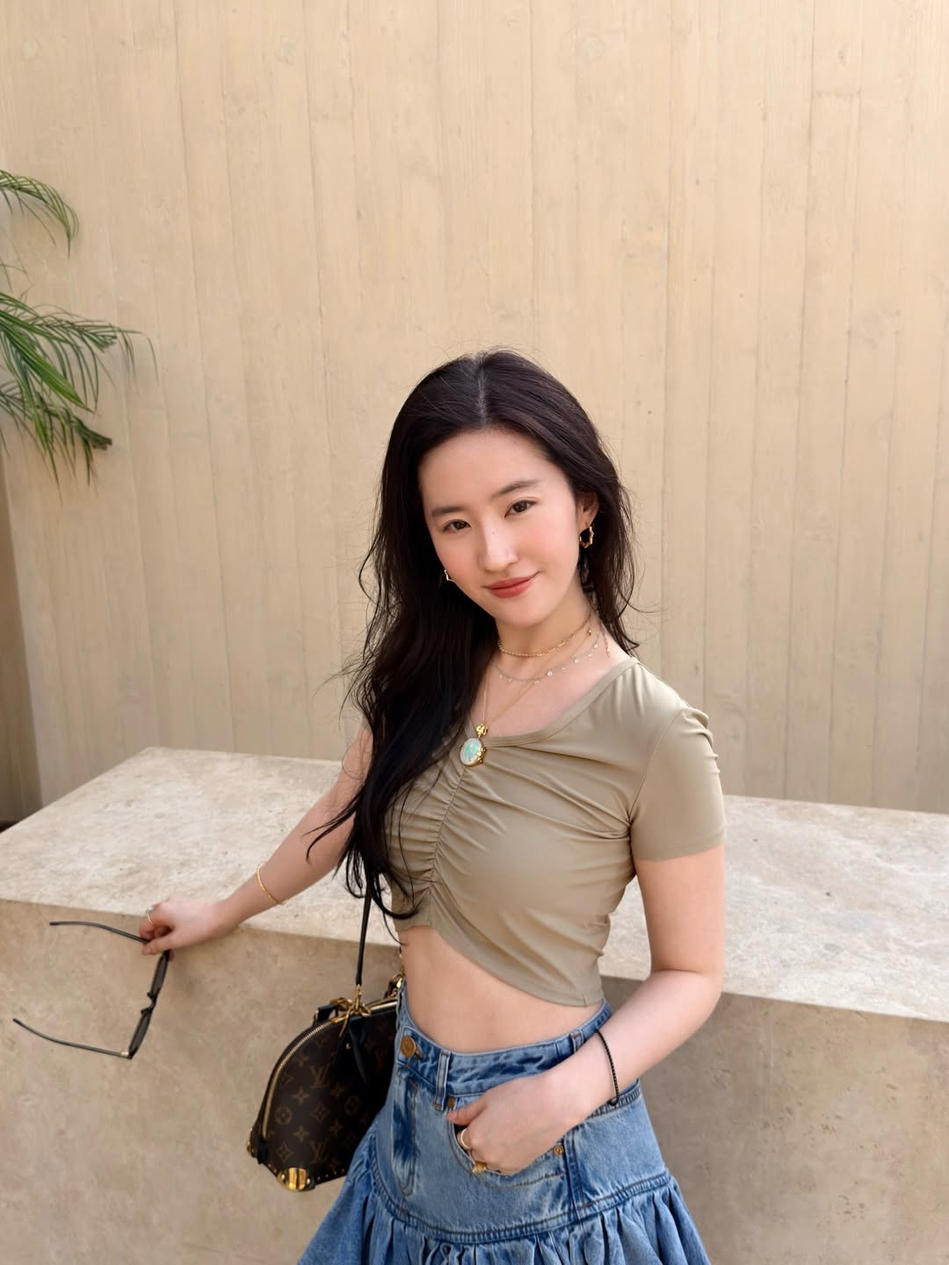 Lưu Diệc Phi khoe eo thon hiếm thấy sau khi ăn kiêng, tập luyện nghiêm ngặt - 2