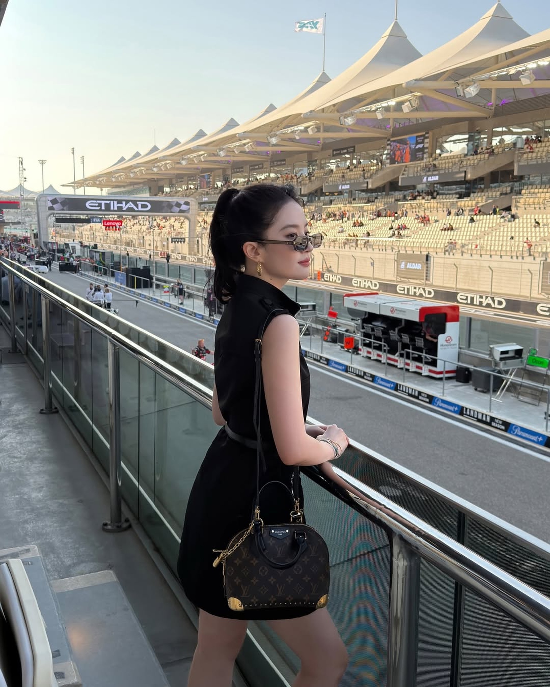 Lưu Diệc Phi khoe eo thon hiếm thấy sau khi ăn kiêng, tập luyện nghiêm ngặt - 5