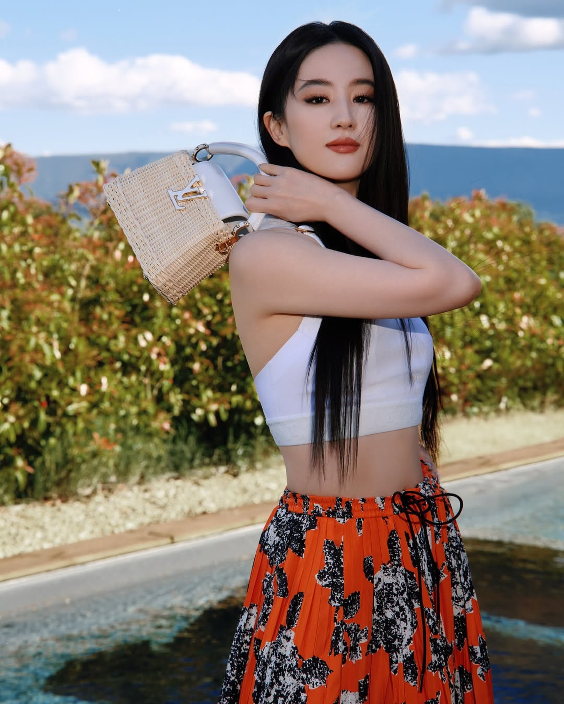 Lưu Diệc Phi khoe eo thon hiếm thấy sau khi ăn kiêng, tập luyện nghiêm ngặt - 7