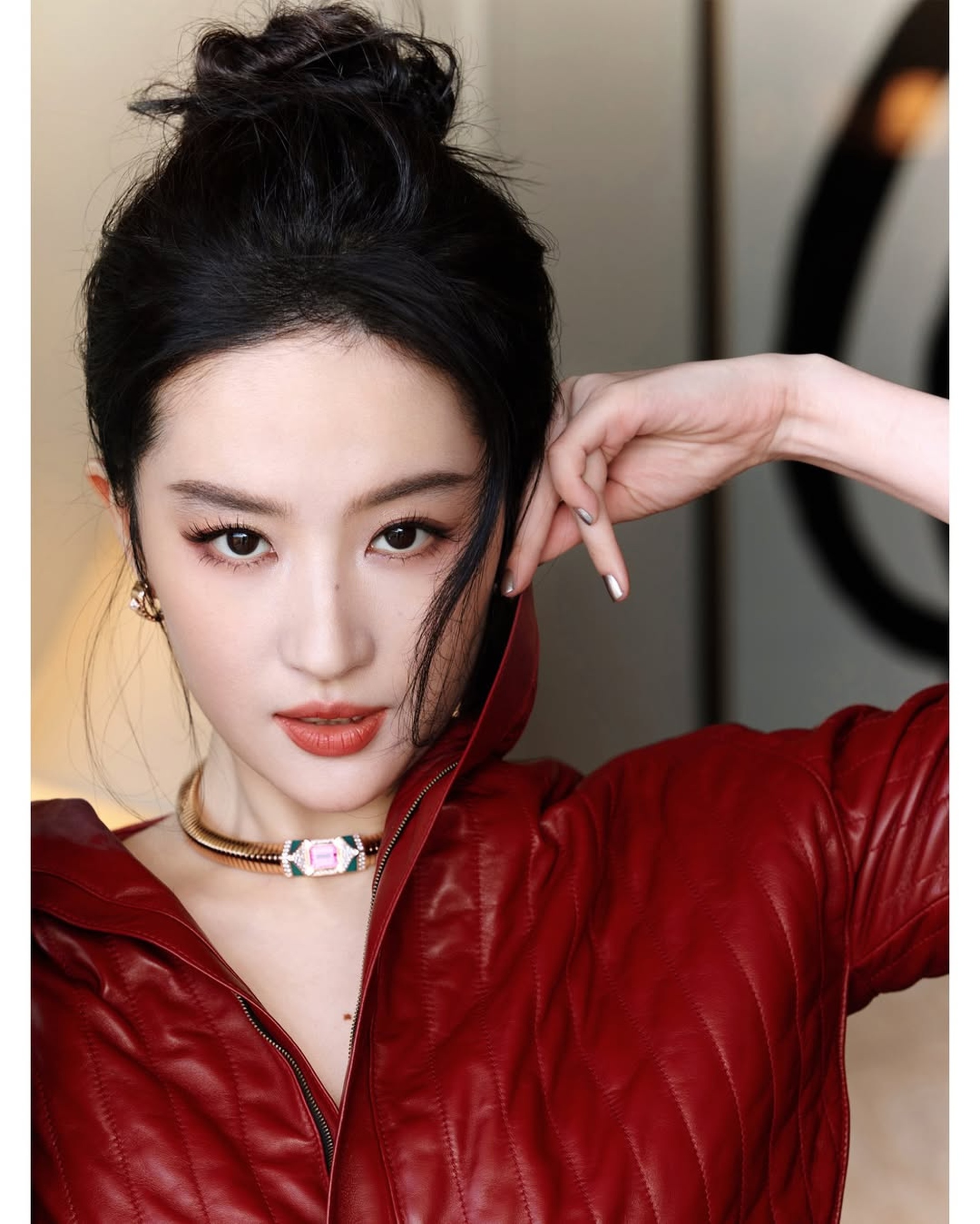 Lưu Diệc Phi khoe eo thon hiếm thấy sau khi ăn kiêng, tập luyện nghiêm ngặt - 11