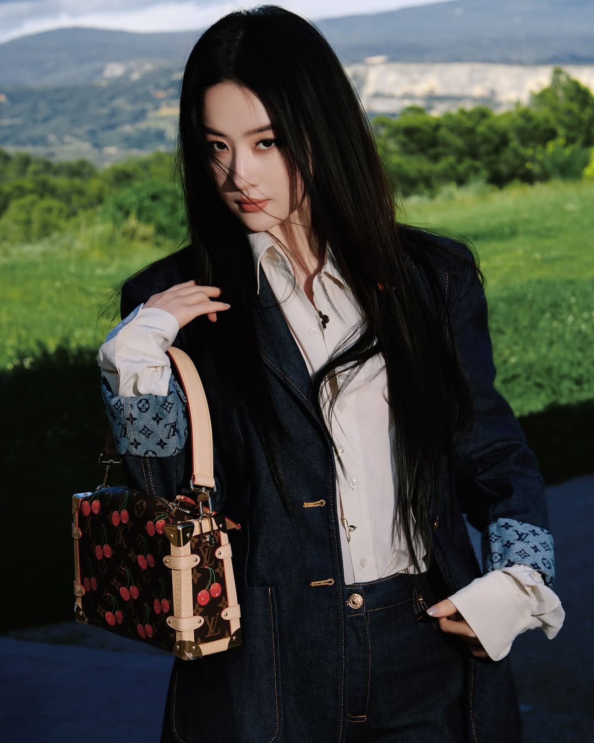 Lưu Diệc Phi khoe eo thon hiếm thấy sau khi ăn kiêng, tập luyện nghiêm ngặt - 12