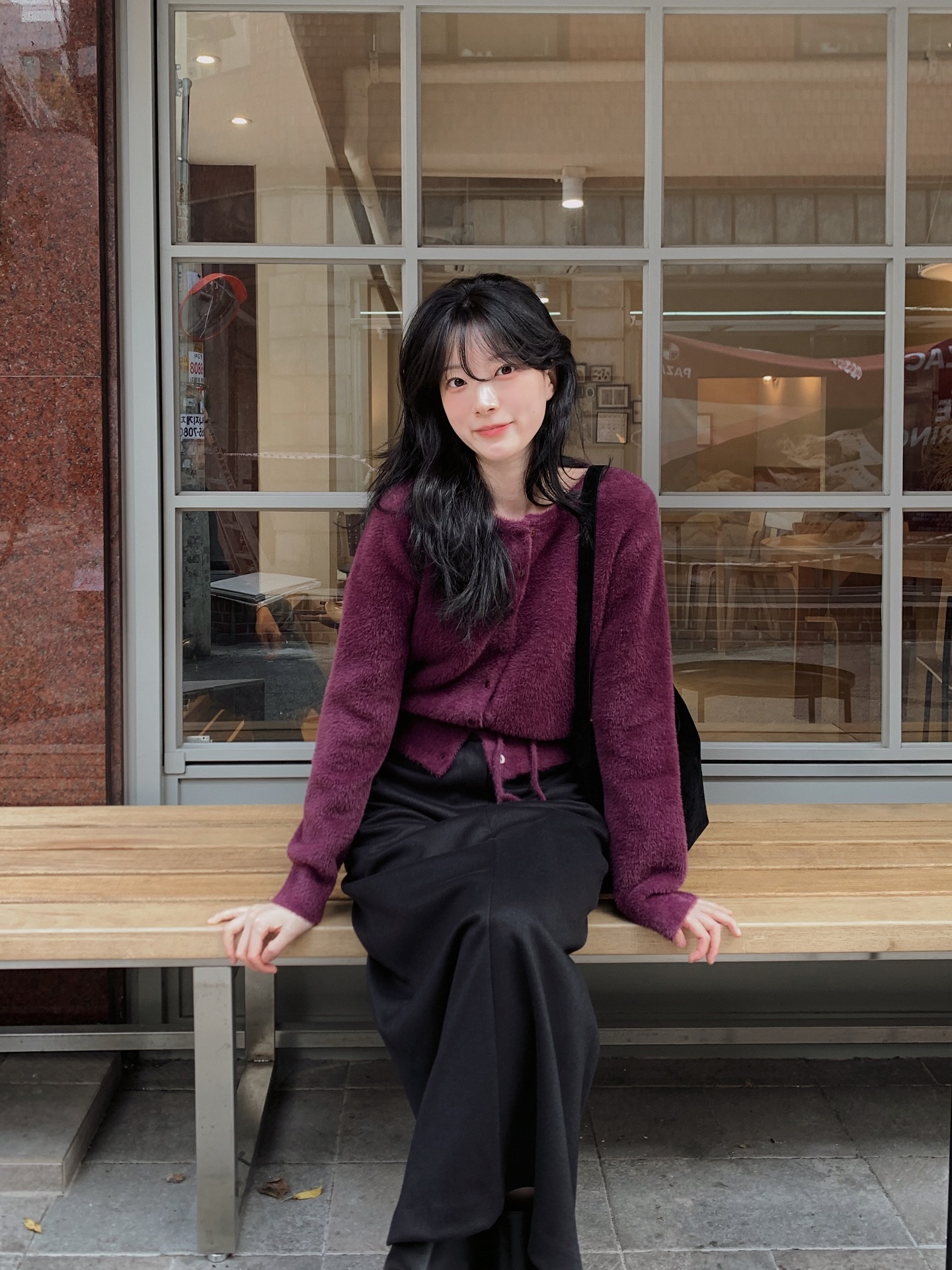 Phụ nữ sành điệu sẽ kết hợp chân váy đen với 5 mẫu áo trẻ trung 2 1765467461 654 Phu nu sanh dieu se ket hop chan vay den