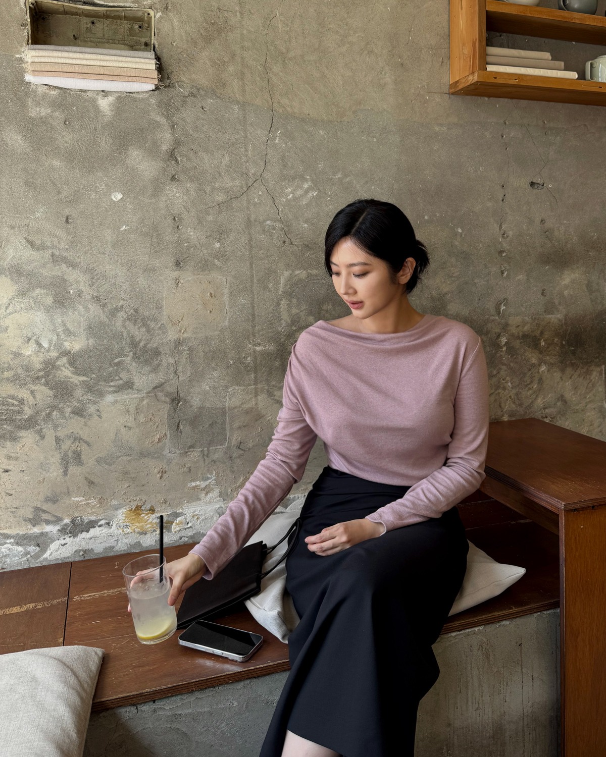 Phụ nữ sành điệu sẽ kết hợp chân váy đen với 5 mẫu áo trẻ trung 3 Phụ nữ sành điệu sẽ kết hợp chân váy đen với 5 mẫu áo trẻ trung - Ảnh 1.