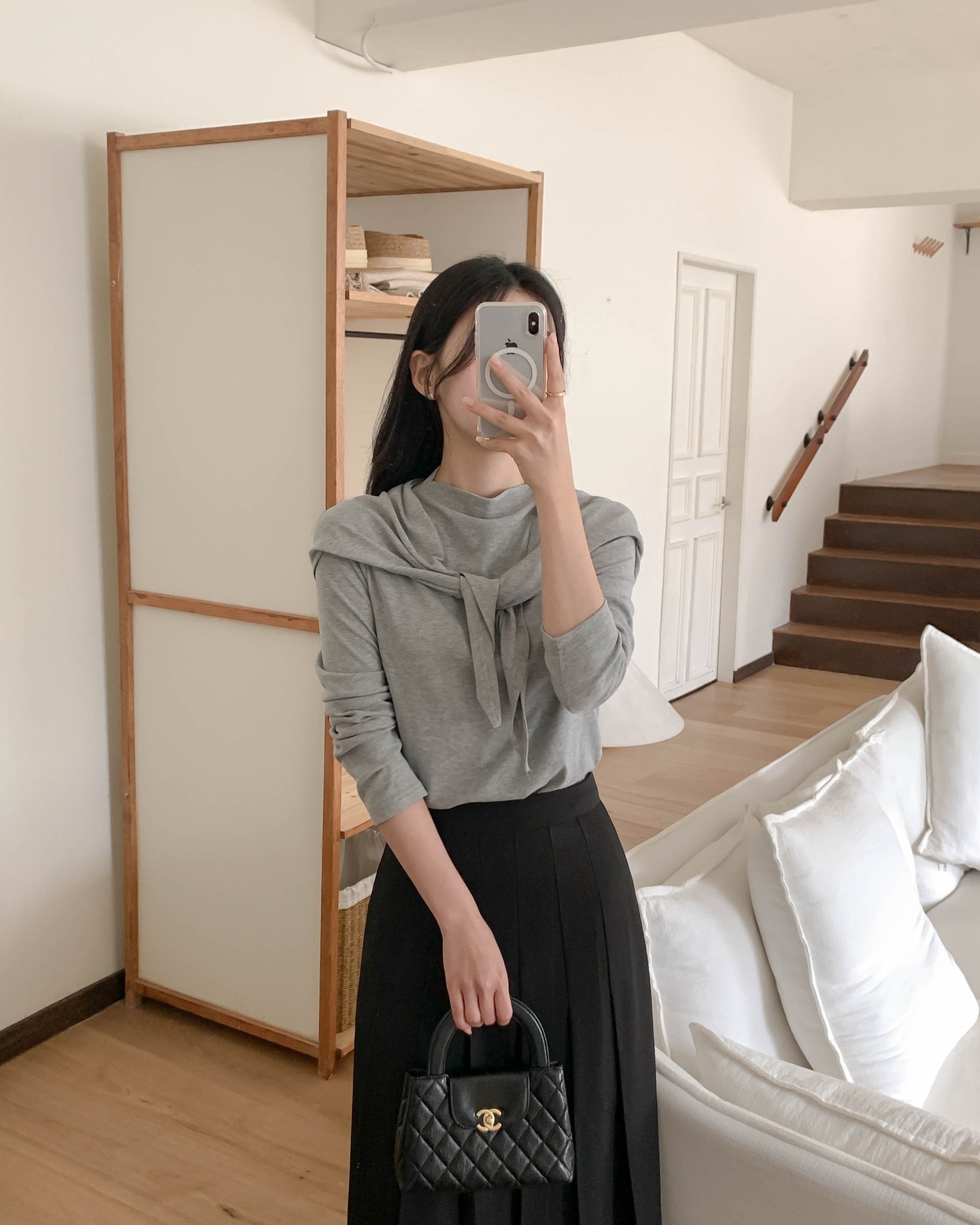 Phụ nữ sành điệu sẽ kết hợp chân váy đen với 5 mẫu áo trẻ trung 4 1765467463 880 Phu nu sanh dieu se ket hop chan vay den