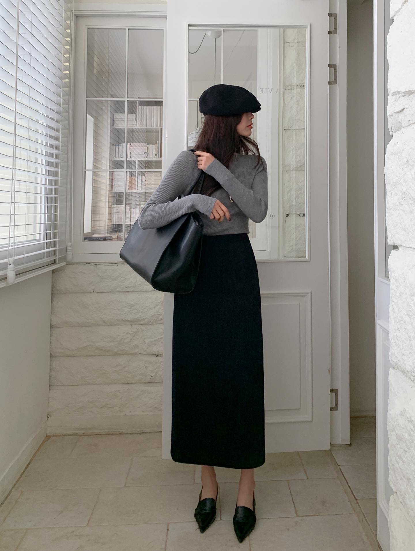 Phụ nữ sành điệu sẽ kết hợp chân váy đen với 5 mẫu áo trẻ trung 5 1765467464 902 Phu nu sanh dieu se ket hop chan vay den