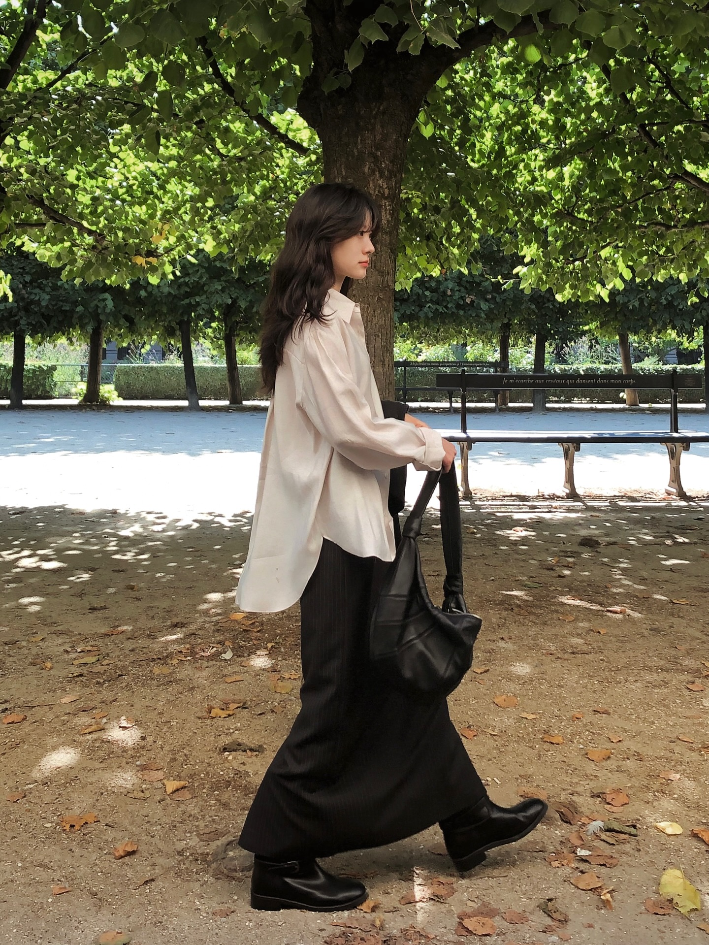 Phụ nữ sành điệu sẽ kết hợp chân váy đen với 5 mẫu áo trẻ trung 6 Phụ nữ sành điệu sẽ kết hợp chân váy đen với 5 mẫu áo trẻ trung - Ảnh 2.