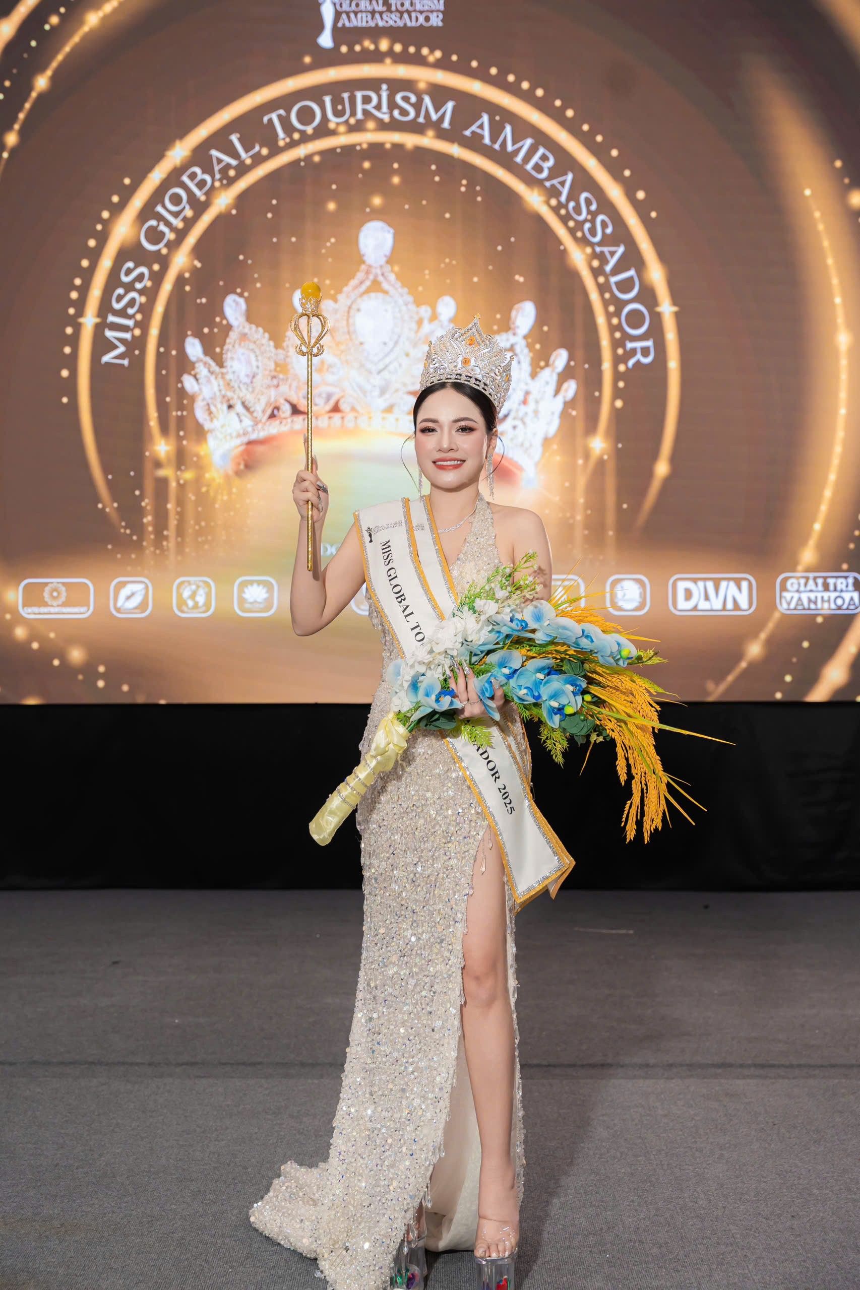 THÂN CẨM VÂN – ELISA ĐĂNG QUANG HOA HẬU ĐẠI SỨ DU LỊCH TOÀN CẦU 2025 3 than-cam-van-elisa-1-1765443479.jpg