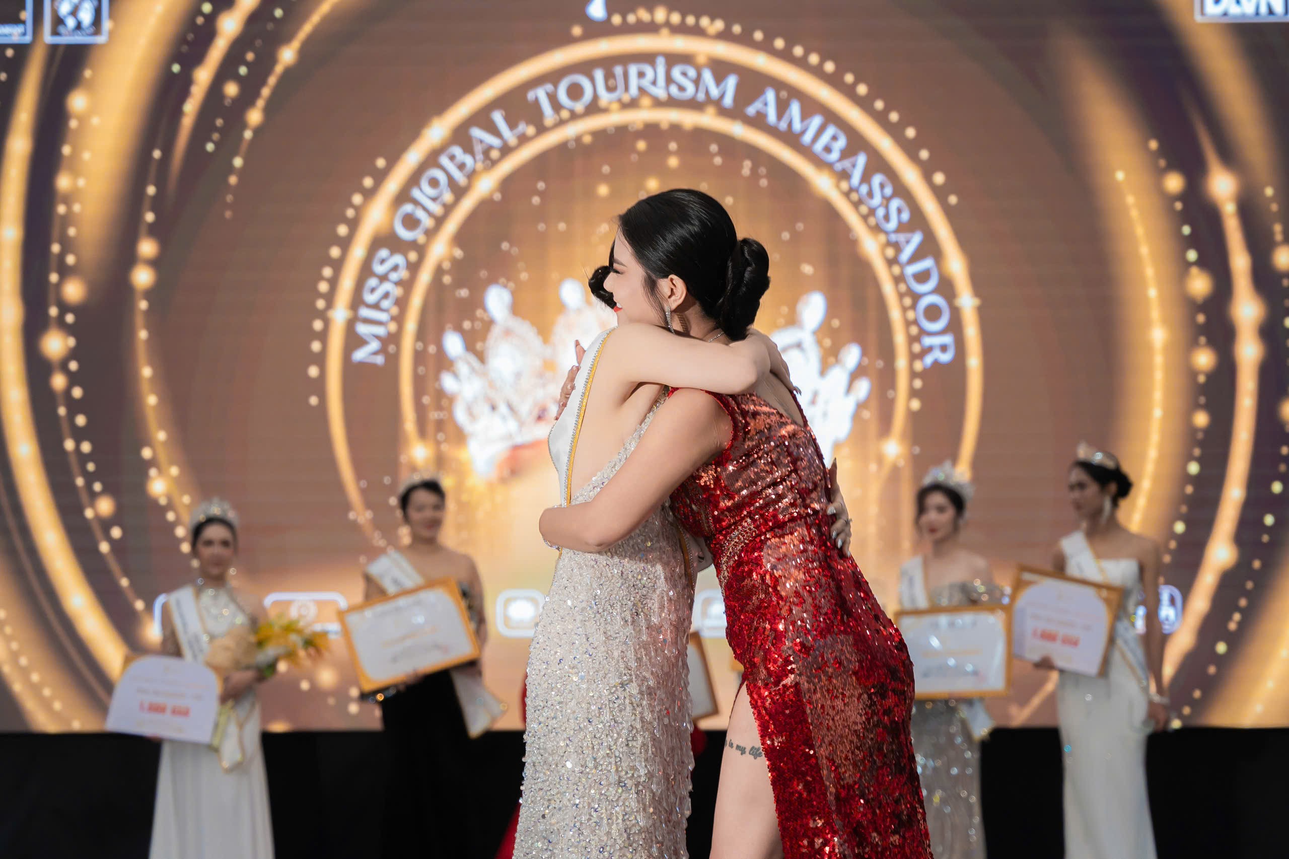 THÂN CẨM VÂN – ELISA ĐĂNG QUANG HOA HẬU ĐẠI SỨ DU LỊCH TOÀN CẦU 2025 5 than-cam-van-elisa-5-1765443479.jpg