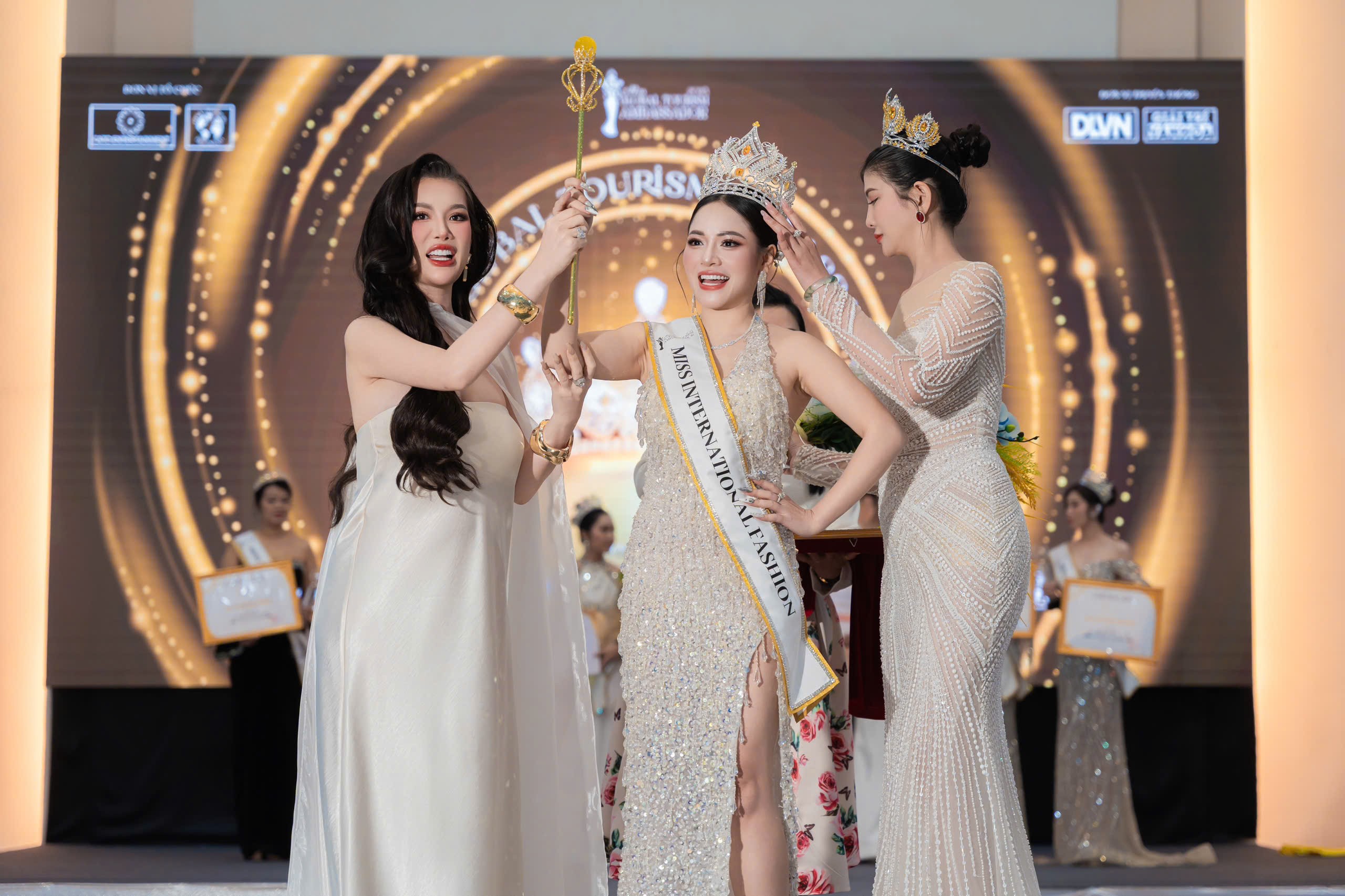 THÂN CẨM VÂN – ELISA ĐĂNG QUANG HOA HẬU ĐẠI SỨ DU LỊCH TOÀN CẦU 2025 6 than-cam-van-elisa-4-1765443479.jpg