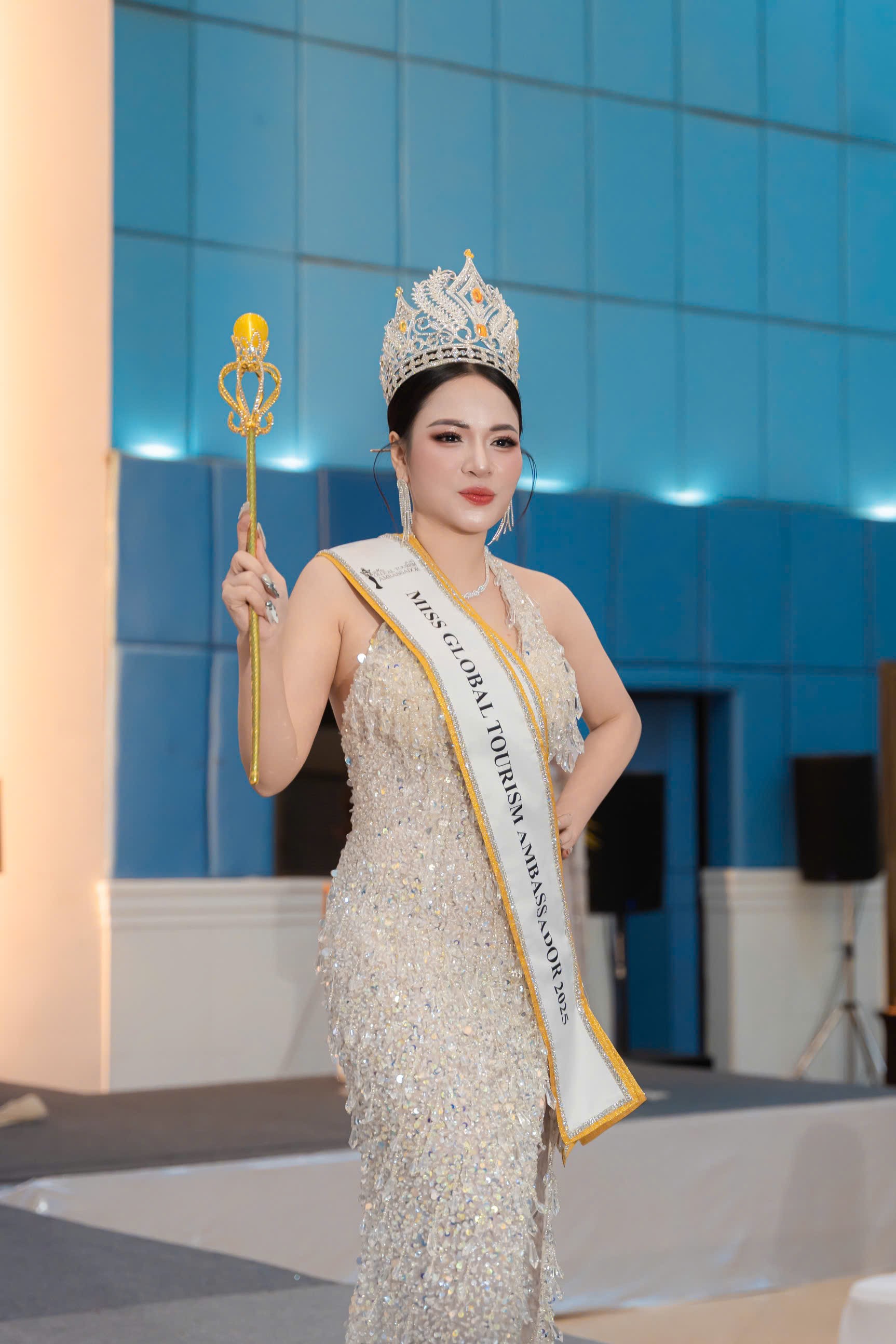 THÂN CẨM VÂN – ELISA ĐĂNG QUANG HOA HẬU ĐẠI SỨ DU LỊCH TOÀN CẦU 2025 7 than-cam-van-elisa-2-1765443479.jpg