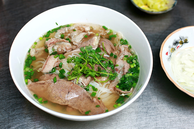 Khách Hàn đến Việt Nam đi ăn đặc sản, sợ một loại rau đến mức... phải viết lên áo- Ảnh 5. Khách Hàn đến Việt Nam đi ăn đặc sản, sợ một loại rau đến mức... phải viết lên áo- Ảnh 5.