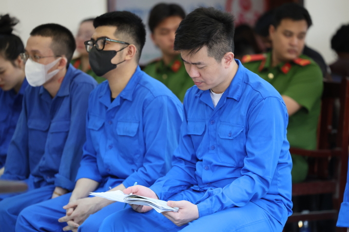 Bị cáo Huỳnh Hữu Tường (bịa phải) tại lắng nghe các bị hại trình bày tại phiên tòa hôm nay. Ảnh: Phước Tuấn