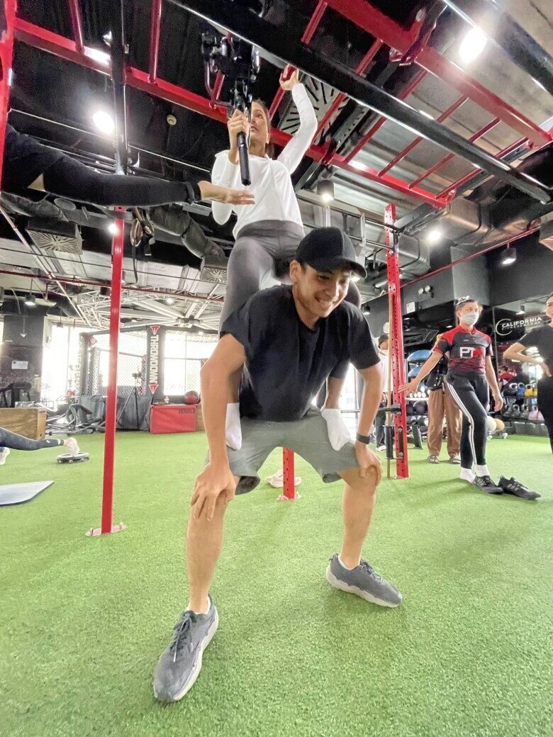 Chồng H'Hen Niê khoe diện mạo mới hậu "phẫu thuật", không còn hình ảnh tự ti khi đứng cạnh vợ hoa hậu 8 Nam nhiếp ảnh gia tiết lộ hình ảnh 2 vợ chồng tại phòng gym.