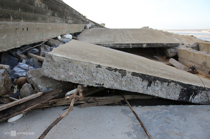 Bê tông vỡ nát, trôi xuống biển. Ảnh: Đắc Thành