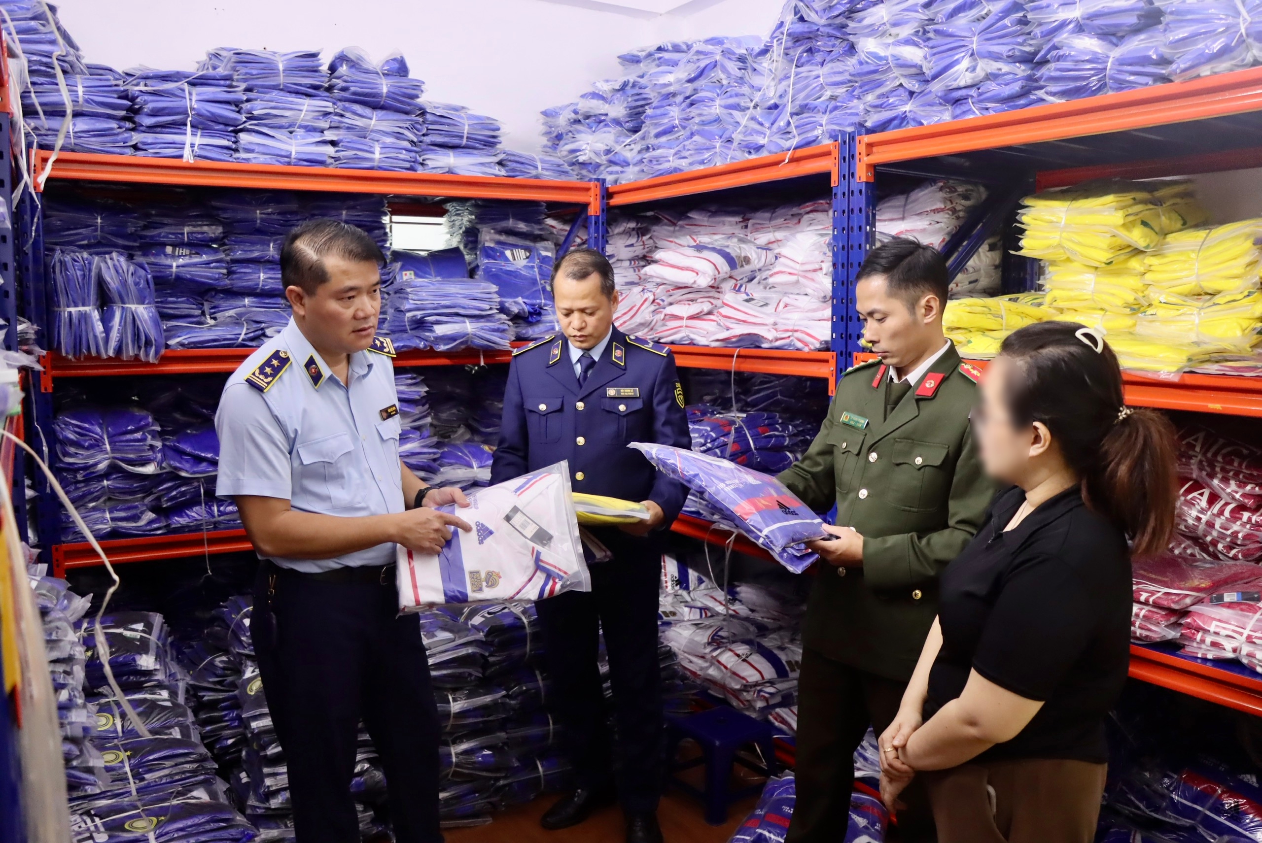 Cuối năm, hàng giả lại 'rần rần' đổ bộ- Ảnh 2. Cuối năm, hàng giả lại 'rần rần' đổ bộ- Ảnh 2.