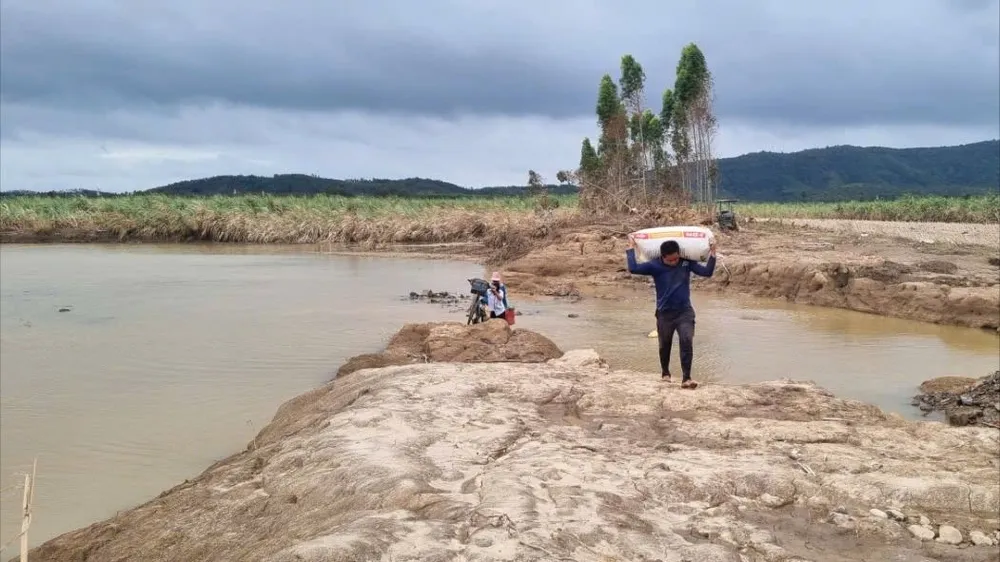 Người dân phải vác từng bao cà phê di chuyển với chặng đường rất xa. Ảnh: T.T cánh đồng 2.jpg