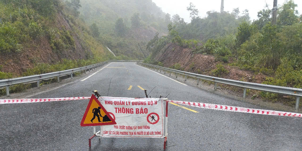 Nhiều tuyến đường ở Huế bị sạt lở, 3 tàu cá gặp nạn tại miền Trung 2 Đã có những ảnh hưởng của bão số 1 ở TP Huế - Ảnh 2.