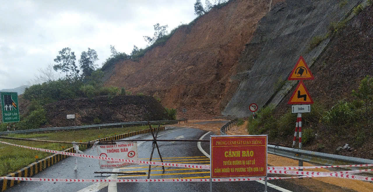 Nhiều tuyến đường ở Huế bị sạt lở, 3 tàu cá gặp nạn tại miền Trung 3 Đã có những ảnh hưởng của bão số 1 ở TP Huế - Ảnh 3.