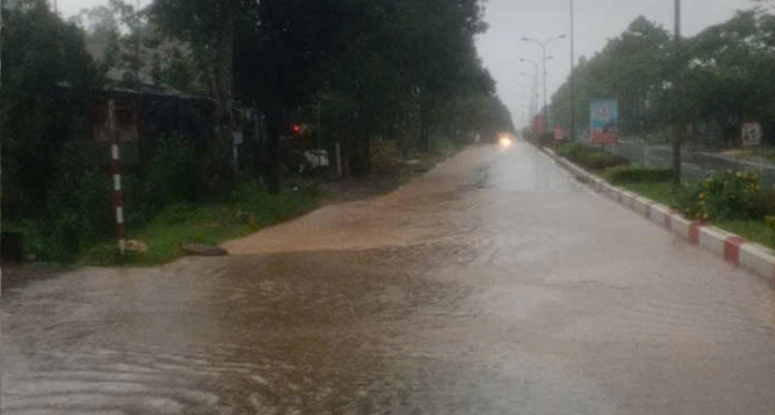 Nhiều tuyến đường ở Huế bị sạt lở, 3 tàu cá gặp nạn tại miền Trung 4 Đã có những ảnh hưởng của bão số 1 ở TP Huế - Ảnh 4.