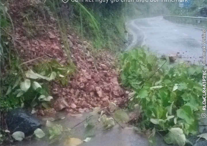 Nhiều tuyến đường ở Huế bị sạt lở, 3 tàu cá gặp nạn tại miền Trung 5 Đã có những ảnh hưởng của bão số 1 ở TP Huế - Ảnh 5.