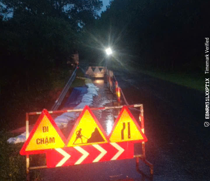 Nhiều tuyến đường ở Huế bị sạt lở, 3 tàu cá gặp nạn tại miền Trung 6 Đã có những ảnh hưởng của bão số 1 ở TP Huế - Ảnh 6.