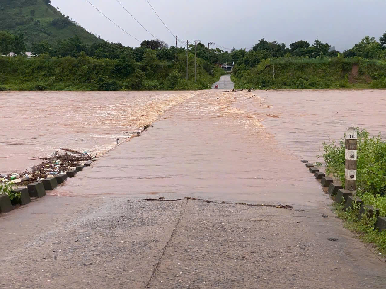 Nhiều tuyến đường ở Huế bị sạt lở, 3 tàu cá gặp nạn tại miền Trung 7 Quảng Trị: Nhiều tuyến đường bị chia cắt, 1.000 ha lúa bị ngập úng - Ảnh 1.
