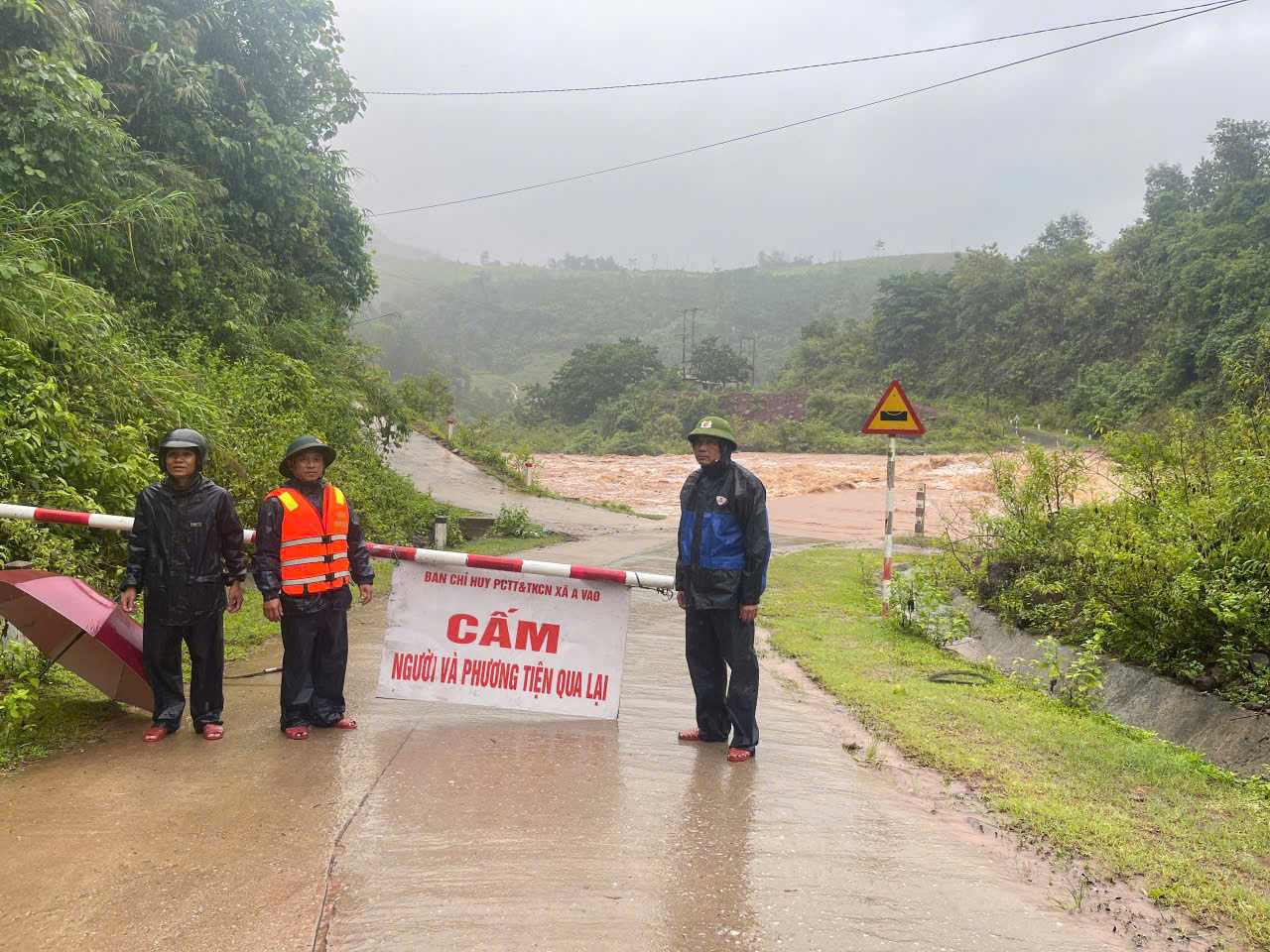 Nhiều tuyến đường ở Huế bị sạt lở, 3 tàu cá gặp nạn tại miền Trung 8 Quảng Trị: Nhiều tuyến đường bị chia cắt, 1.000 ha lúa bị ngập úng - Ảnh 2.