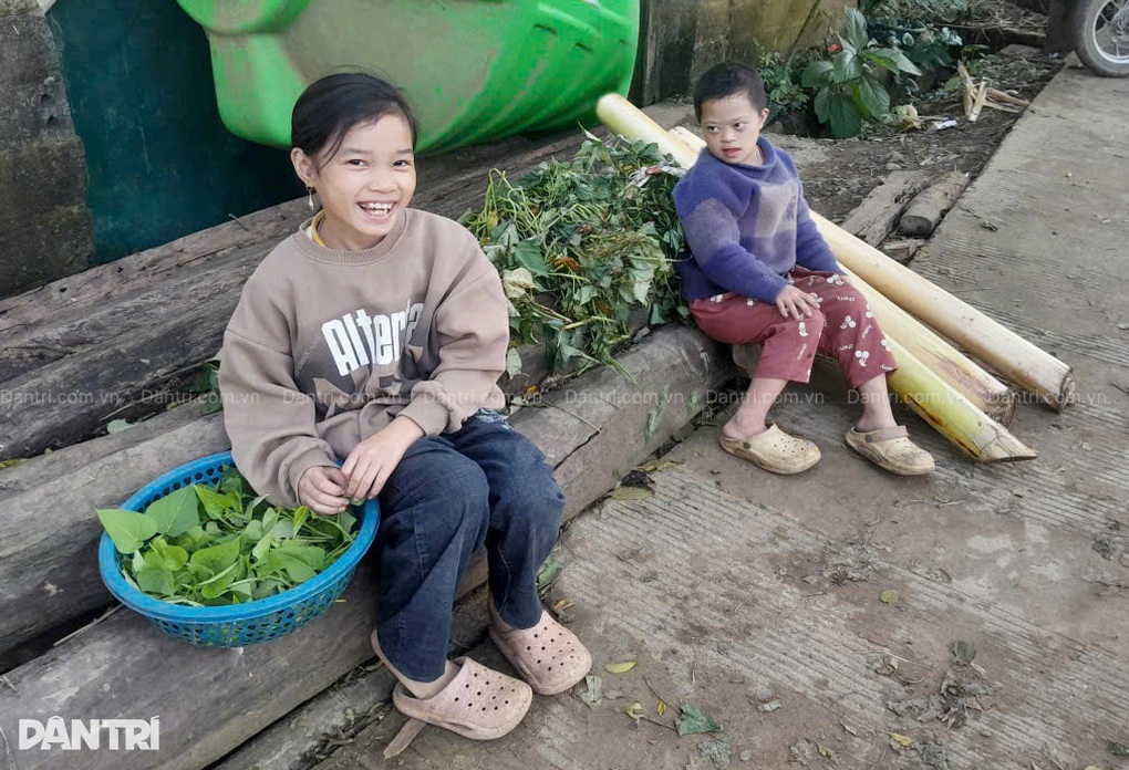 Chồng mất, con khuyết tật nặng, mẹ nghèo vừa ra viện vẫn gắng mưu sinh - 2
