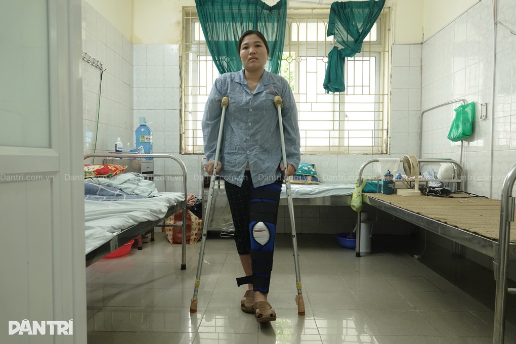 Chồng mất, con khuyết tật nặng, mẹ nghèo vừa ra viện vẫn gắng mưu sinh - 4