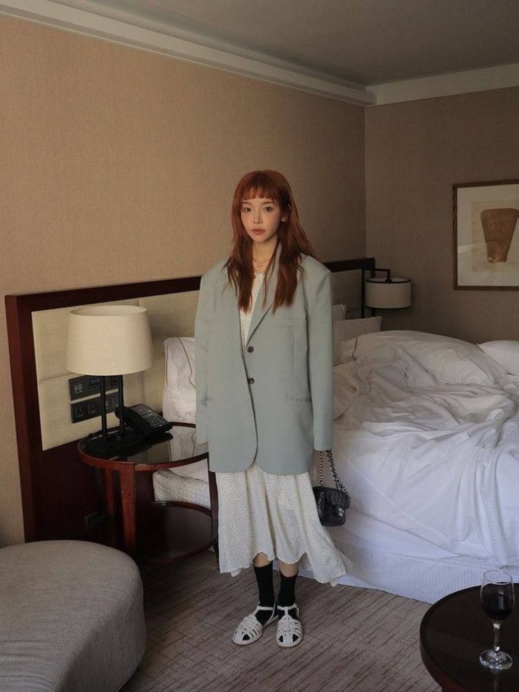 Nếu thích dép quai hậu nhựa kiểu thập niên 1980, bạn hãy sử dụng tất đồng màu hoặc tương phản, phối blazer, đầm midi hoặc maxi.