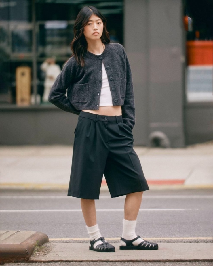 Mẫu dép này còn có thể phối cùng quần bermuda, áo khoác len, áo khoác da.