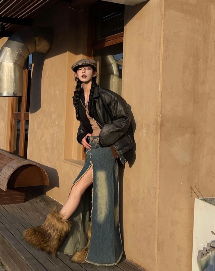 Giày lông quá khổ vốn nổi bật, nên bạn chỉ cần mặc trang phục đơn giản như áo phông, quần jeans, áo len cổ lọ trơn, kết hợp chân váy denim xẻ tà hoặc quần legging.