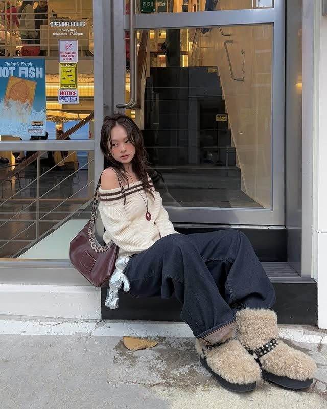 Ngoài ra, khi đi học, bạn có thể chọn quần jeans ống rộng, áo len kiểu cách để mang cùng giày này.