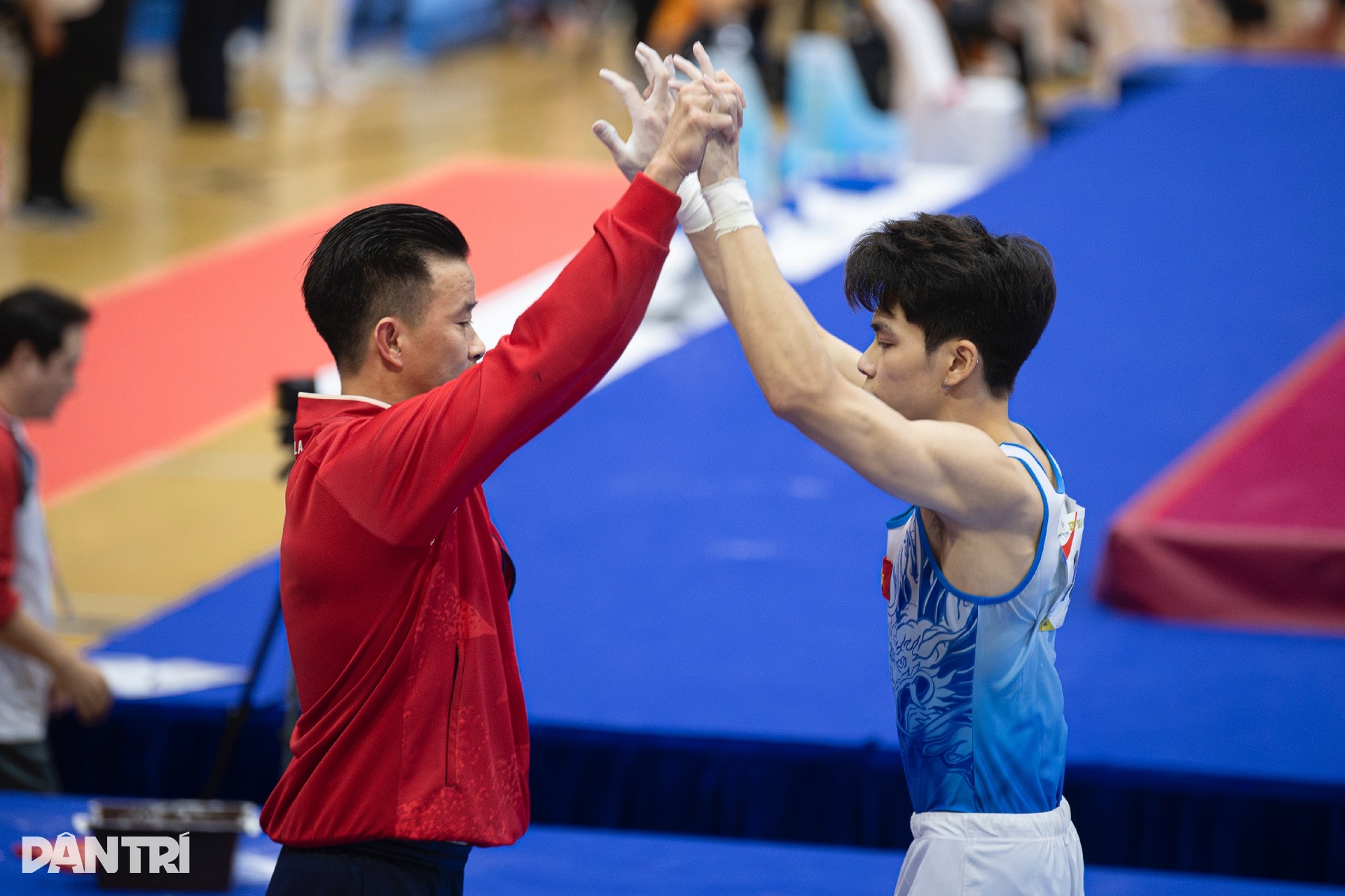 Khánh Phong nghẹn ngào nhớ về người cha quá cố sau tấm HCV đầy cảm xúc - 4 Khánh Phong nghẹn ngào nhớ về người cha quá cố sau tấm HCV đầy cảm xúc - 4