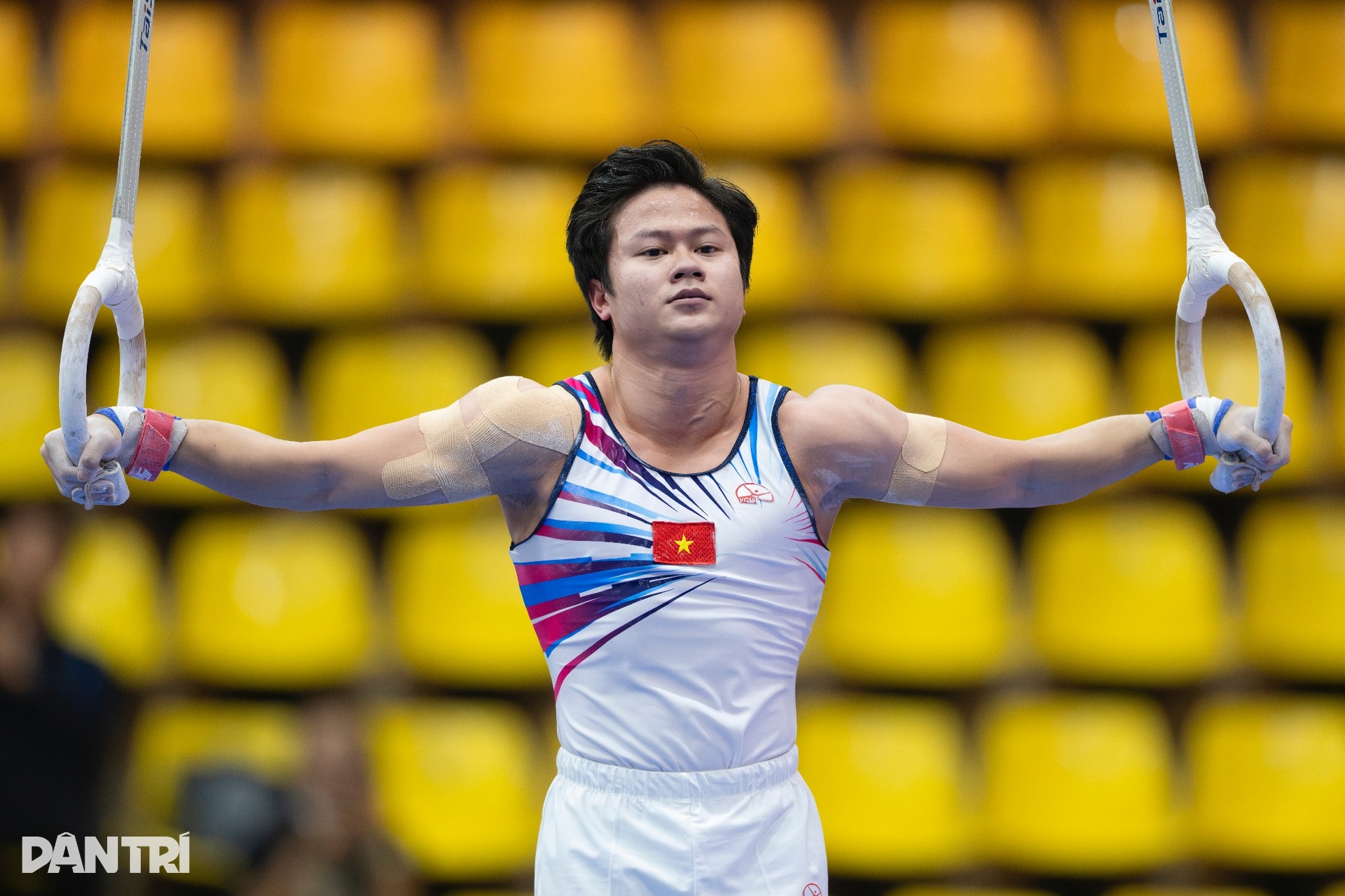 Khánh Phong nghẹn ngào nhớ về người cha quá cố sau tấm HCV đầy cảm xúc - 6 Khánh Phong nghẹn ngào nhớ về người cha quá cố sau tấm HCV đầy cảm xúc - 6