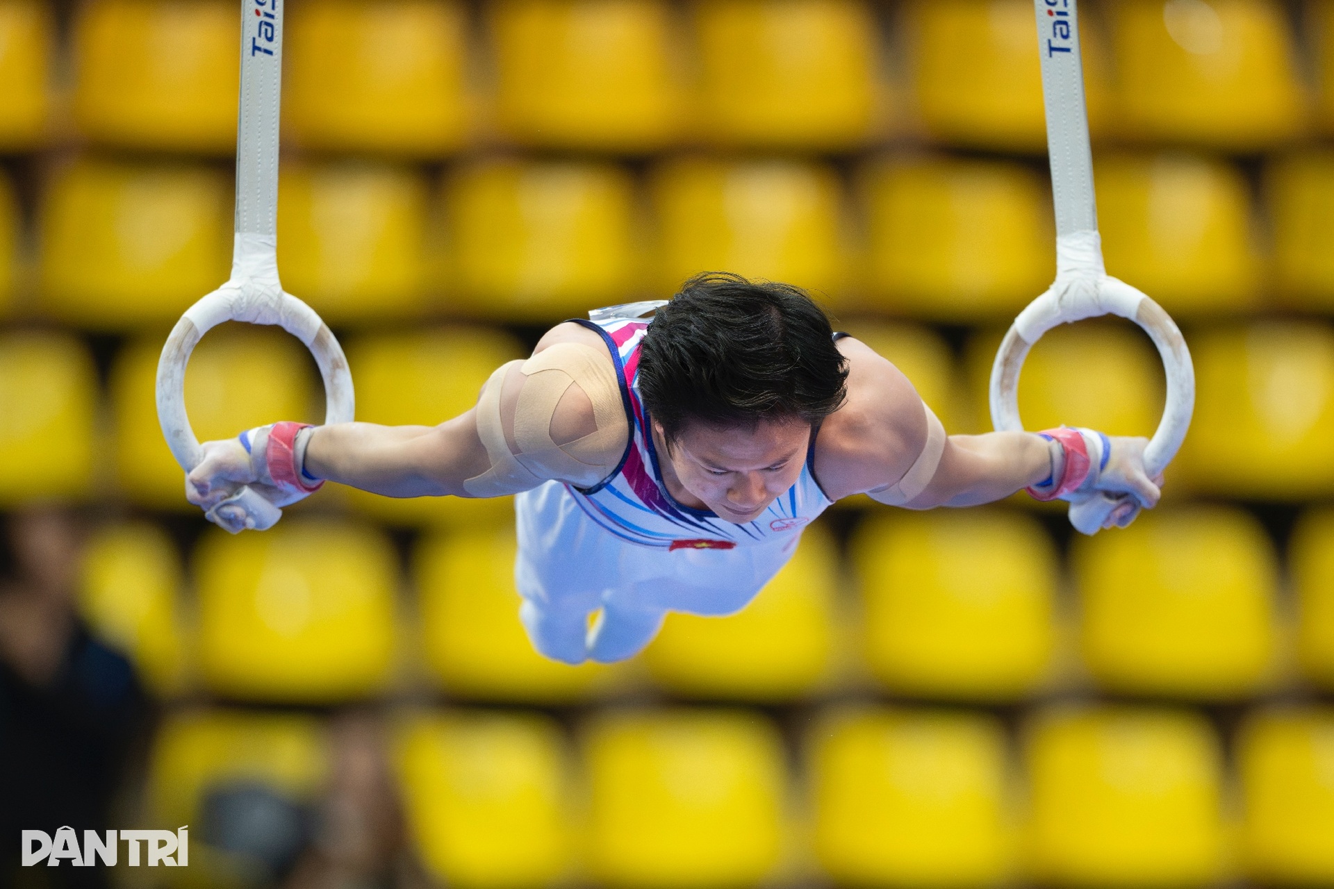 Khánh Phong nghẹn ngào nhớ về người cha quá cố sau tấm HCV đầy cảm xúc - 7 Khánh Phong nghẹn ngào nhớ về người cha quá cố sau tấm HCV đầy cảm xúc - 7