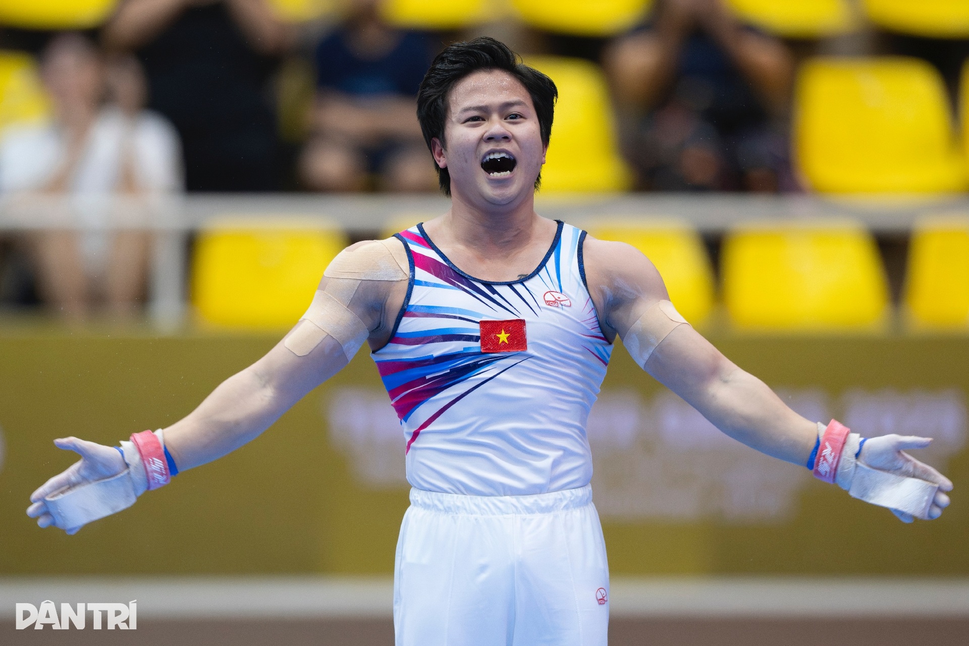 Khánh Phong nghẹn ngào nhớ về người cha quá cố sau tấm HCV đầy cảm xúc - 8 Khánh Phong nghẹn ngào nhớ về người cha quá cố sau tấm HCV đầy cảm xúc - 8