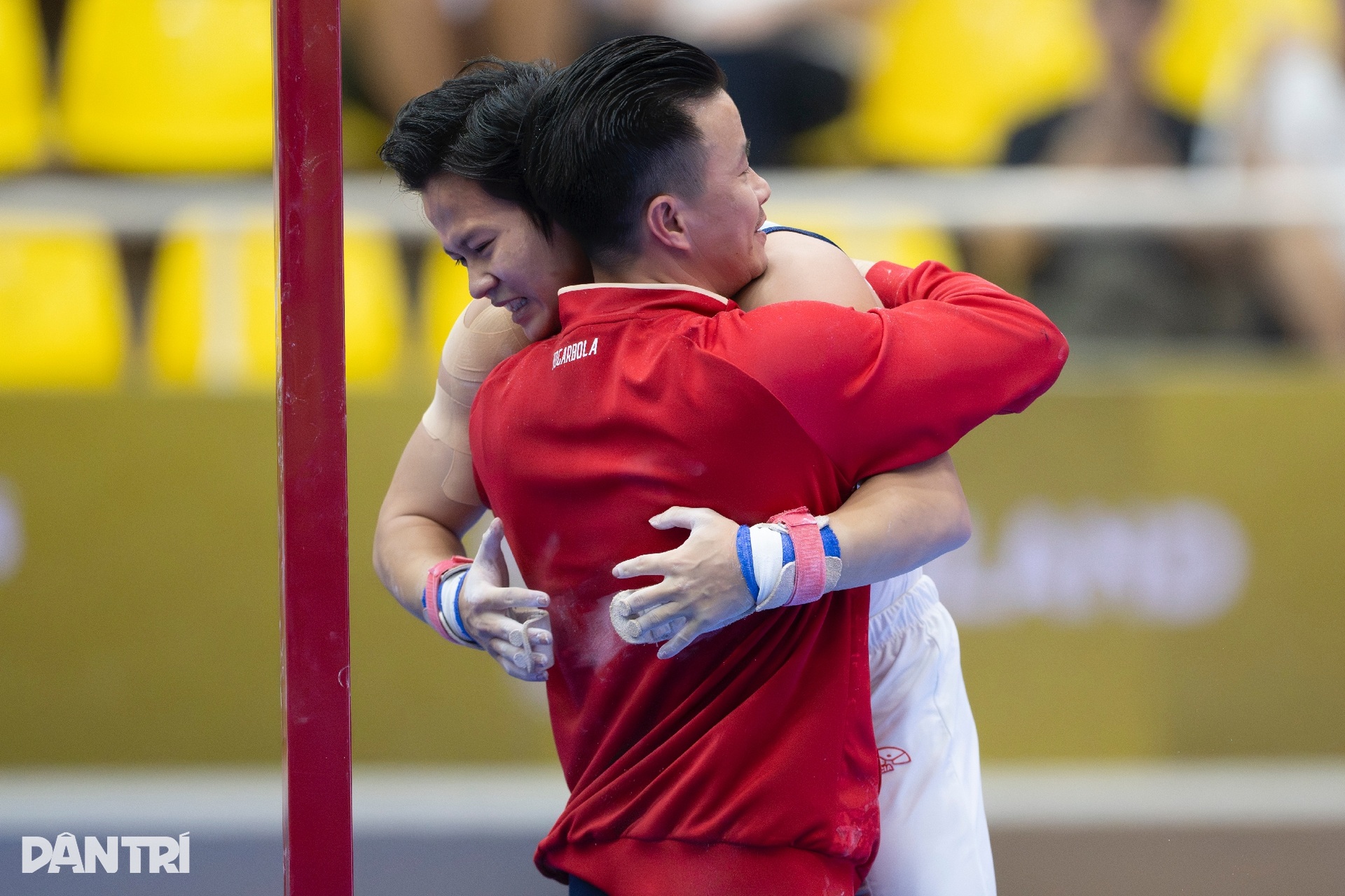 Khánh Phong nghẹn ngào nhớ về người cha quá cố sau tấm HCV đầy cảm xúc - 10 Khánh Phong nghẹn ngào nhớ về người cha quá cố sau tấm HCV đầy cảm xúc - 10