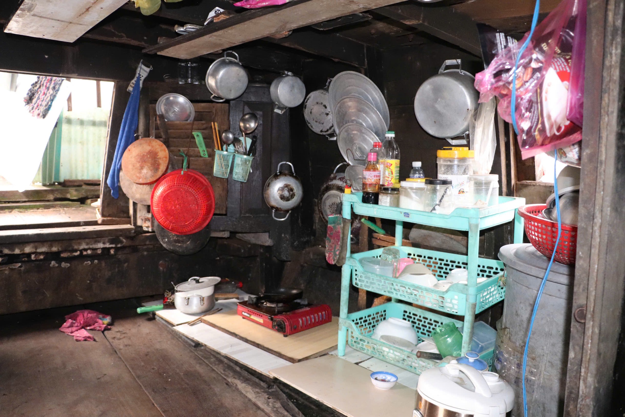 Phận đời ven kênh ở TP.HCM: 20 năm lênh đênh sông nước - Ảnh 2. Phận đời ven kênh ở TP.HCM: 20 năm lênh đênh sông nước - Ảnh 2.