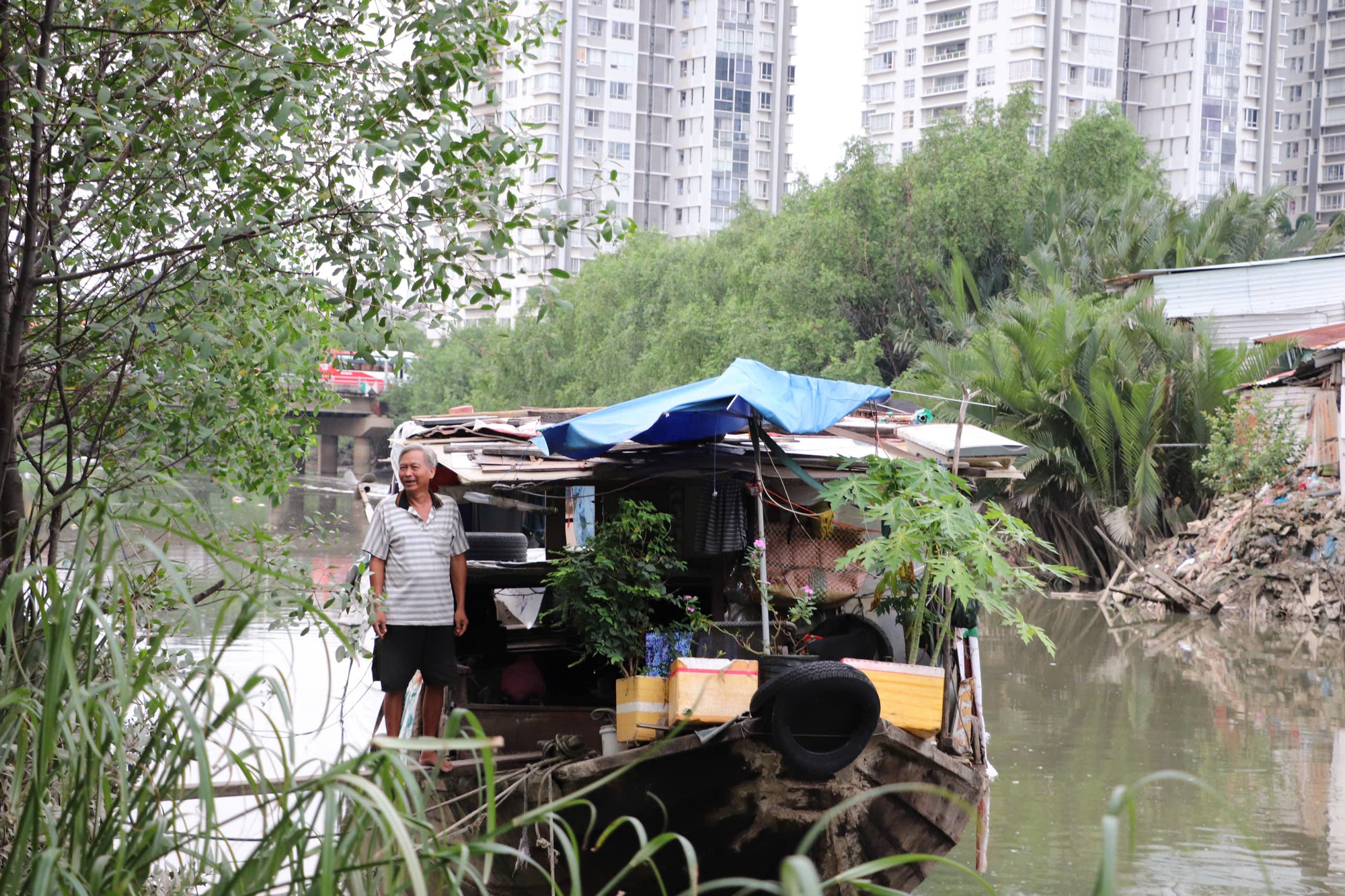 Phận đời ven kênh ở TP.HCM: 20 năm lênh đênh sông nước - Ảnh 4. Phận đời ven kênh ở TP.HCM: 20 năm lênh đênh sông nước - Ảnh 4.