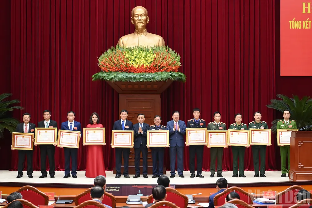 Thường trực Ban Bí thư Trần Cẩm Tú và Trưởng Ban Nội chính Trung ương trao Huân chương Lao động hạng Nhất, Nhì, Ba cho các cá nhân có thành tích xuất sắc. Ảnh: NHÂN DÂN chu-tich-nuoc-luong-cuong-va-nhieu-lanh-dao-cap-cao-nhan-phan-thuong-cao-quy.jpg