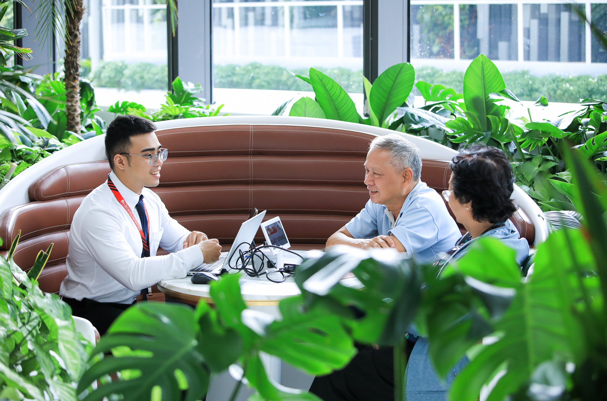 Khách hàng hưởng lợi gì từ cuộc đua hệ sinh thái ngân hàng - bảo hiểm? - Ảnh 2. Khách hàng hưởng lợi gì từ cuộc đua hệ sinh thái ngân hàng - bảo hiểm? - Ảnh 2.