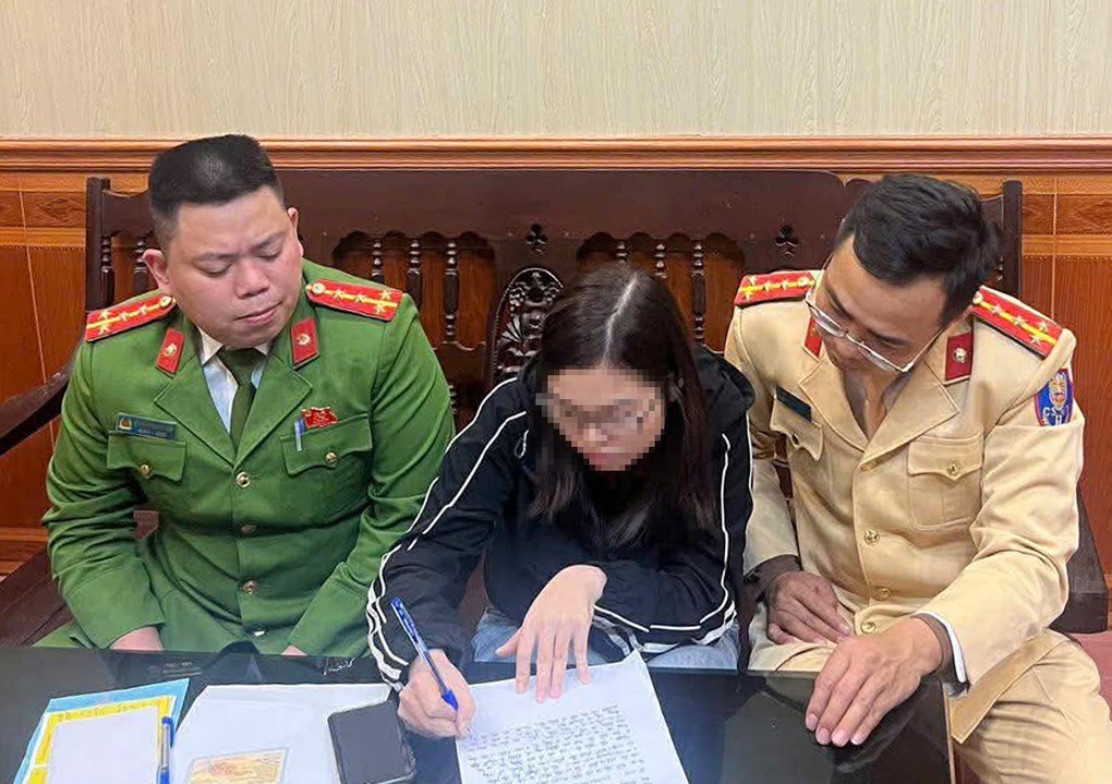 Tàu hỏa dừng khẩn cấp để tránh ô tô: Nữ tài xế có phải bồi thường? - 2