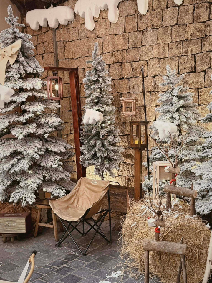 Những góc sống ảo Giáng sinh 2025 gây sốt ở Hà Nội, TP.HCM- Ảnh 3.