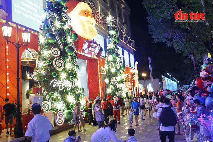 Những góc sống ảo Giáng sinh 2025 gây sốt ở Hà Nội, TP.HCM- Ảnh 7.