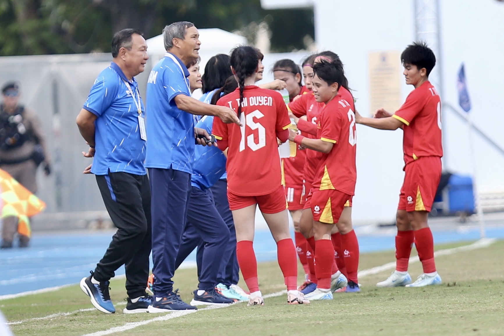 Những 'người hùng' đội tuyển nữ Việt Nam nói về chiến thắng: Món quà tuyệt vời tặng HLV Mai Đức Chung- Ảnh 4. Những 'người hùng' đội tuyển nữ Việt Nam nói về chiến thắng: Món quà tuyệt vời tặng HLV Mai Đức Chung- Ảnh 4.