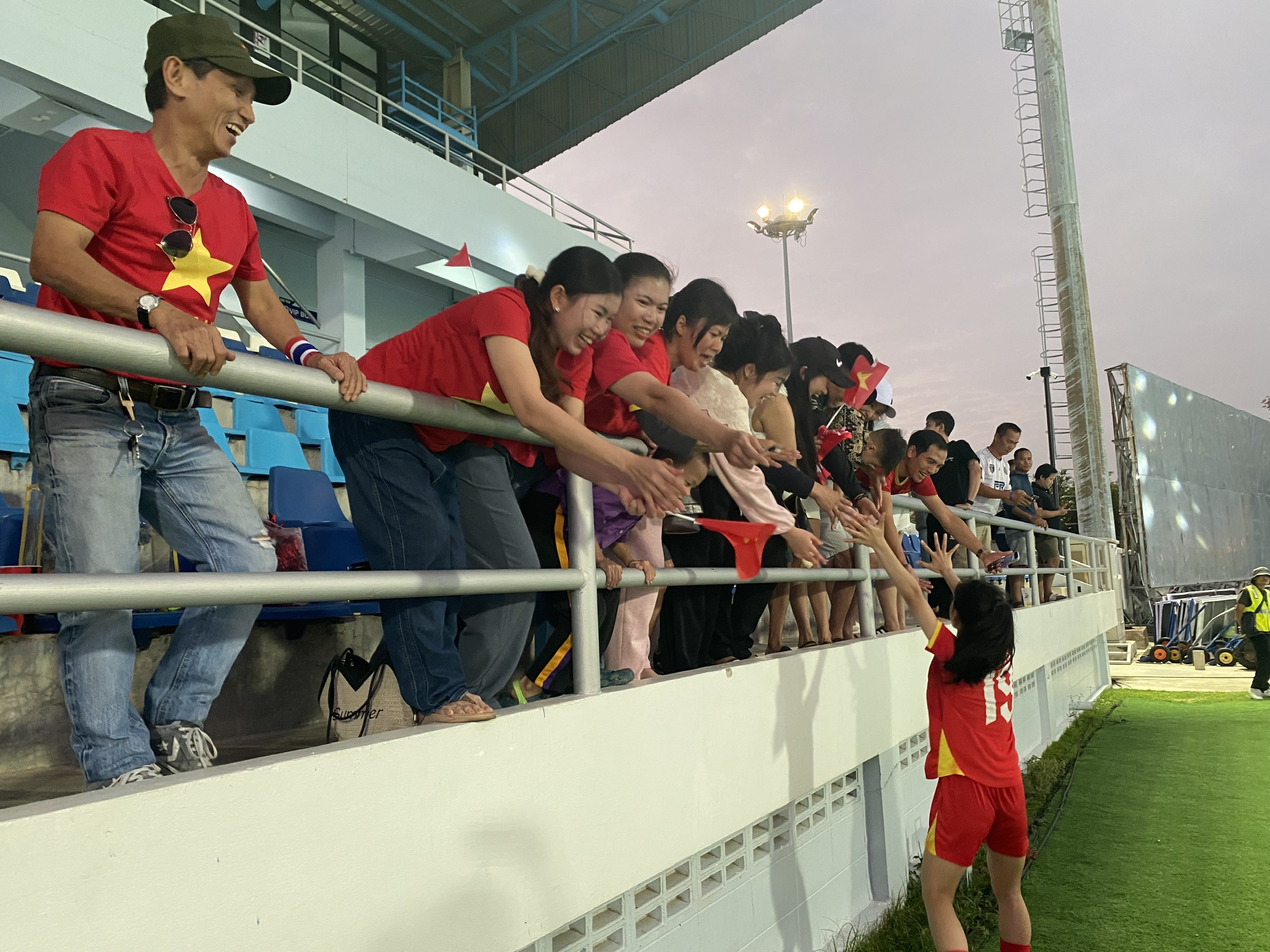 Những 'người hùng' đội tuyển nữ Việt Nam nói về chiến thắng: Món quà tuyệt vời tặng HLV Mai Đức Chung- Ảnh 6. Những 'người hùng' đội tuyển nữ Việt Nam nói về chiến thắng: Món quà tuyệt vời tặng HLV Mai Đức Chung- Ảnh 6.